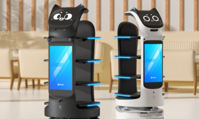 Zwei Roboter mit Bildschirmen, die fortschrittliche Technologie und interaktive Zustellung in einem niedlichen Design vereinen.