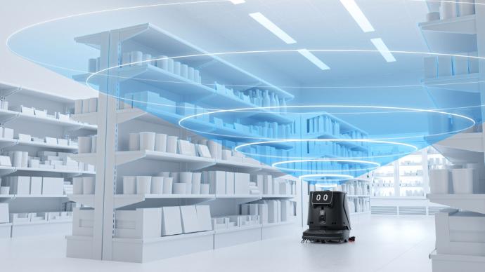 PUDU CC1 Pro Reinigungsroboter mit VSLAM+ und LiDAR, steht in einem grossen Raum mit Regalen voller Gegenstände und navigiert präzise ohne QR-Codes.