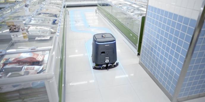 Reinigungsroboter PUDU CC1 Pro reinigt den Boden im Supermarkt mit intelligenter Reinigungsanpassung.