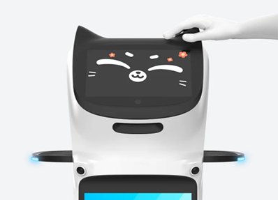 Ein katzenförmiger Roboter, BellaBot Pro, wird von einer Person gehalten und sorgt für eine charmante Interaktion.