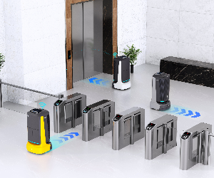 Drei Pudu Flashbot-Roboter reinigen den Boden eines Gebäudes
