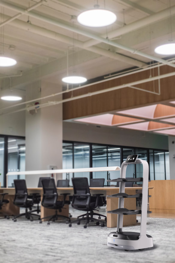 Pudu Robotik Bot 2 in einem Büro mit Schreibtischen und Stühlen.