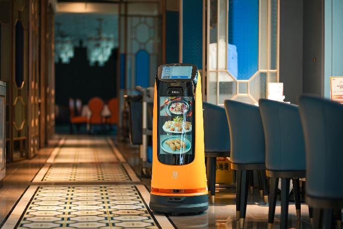 Pudu Robotik KettyBot steht in der Mitte eines Restaurants