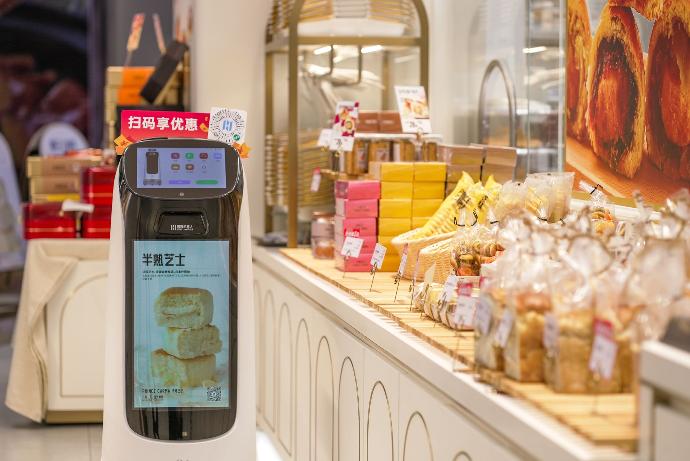 Pudu Robotics KettyBot in einer Bäckerei präsentiert Brote zum Verkauf.
