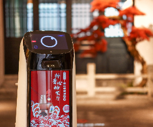 Pudu KettyBot Roboter mit Menüanzeige auf Chinesisch