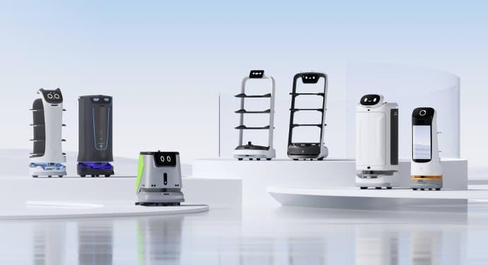 Reinigungs- und Serviceroboter präsentieren im Raum, fortschrittliche Reinigungslösungen auf einen Blick