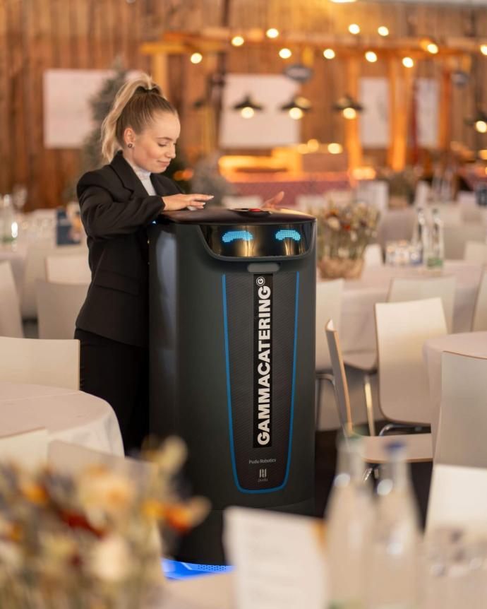 PUDU HolaBot Servierroboter im Einsatz bei GAMMACATERING während einer Veranstaltung