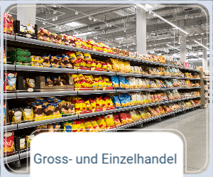Verschiedene Waren in einem großen Einzelhandelsgeschäft.