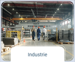Industrieller Sektor : Fabriken, Maschinen und Arbeiter in einer produktiven Umgebung.