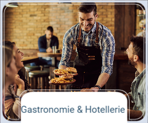 Ein Kellner serviert Essen in einem Restaurant